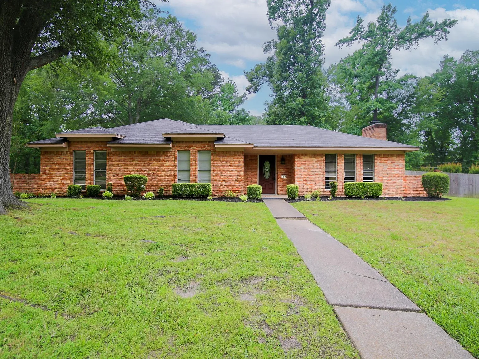 3 bed, 2.0 bath, 1909 sqft, $2,200 — Photo 1