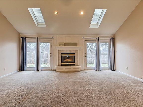 4th image of 300 SE 25th St
