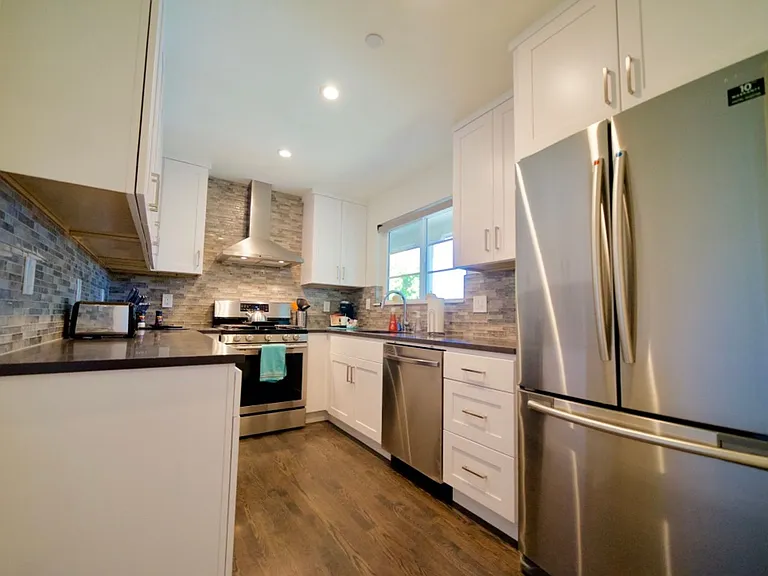 675 University Dr — Photo 1