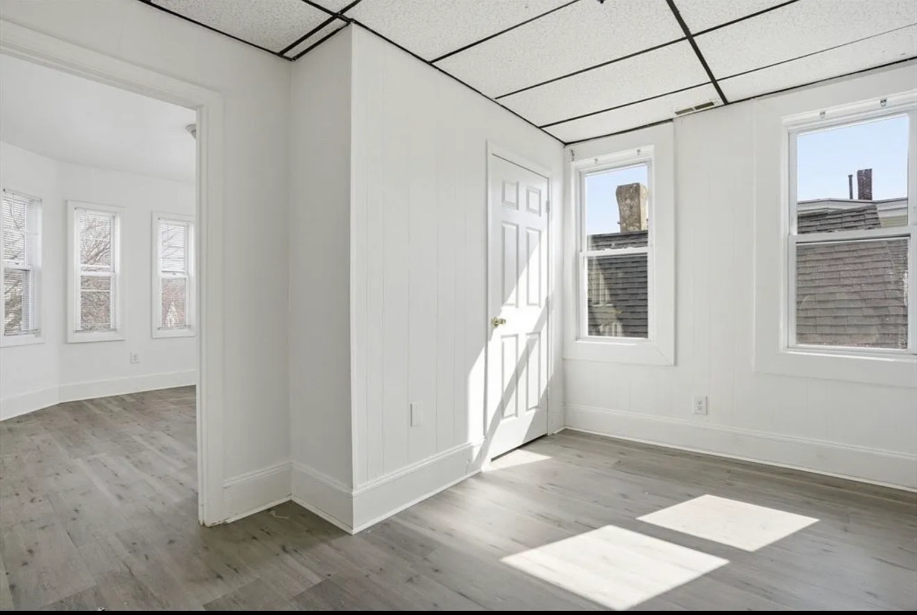 3 bed, 1060 sqft, $2,300 — Photo 1