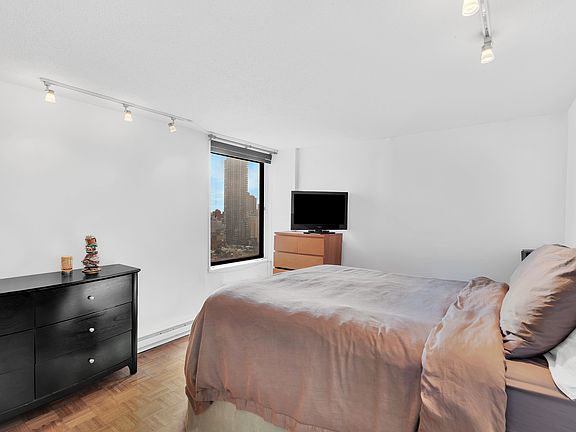 4th image of 1641 3rd Ave APT 18C
