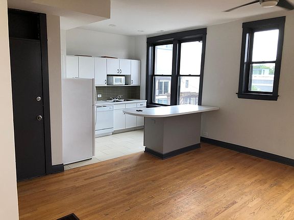 5th image of 2001 N Oakley Ave APT 3
