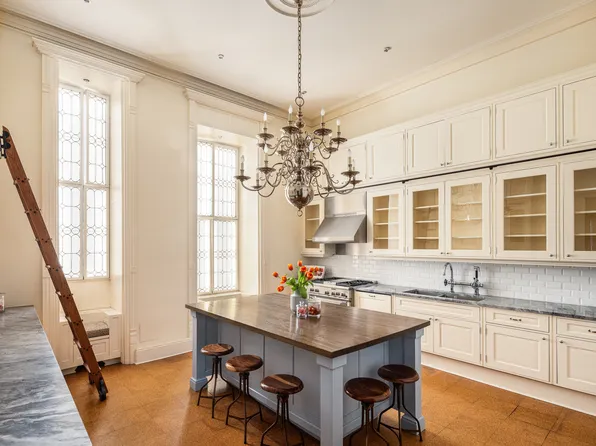 205 West 57th Street image 7 of 13