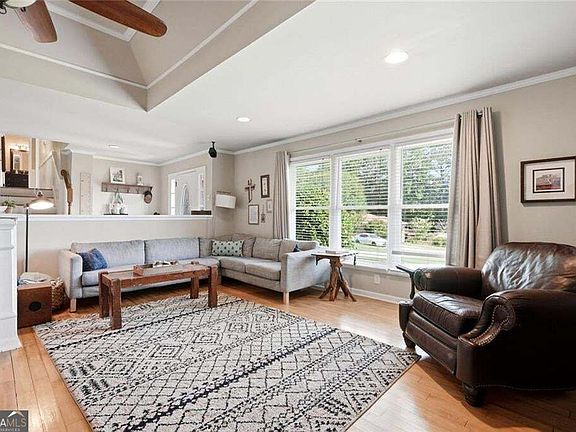 4th image of 2725 Spring Dr