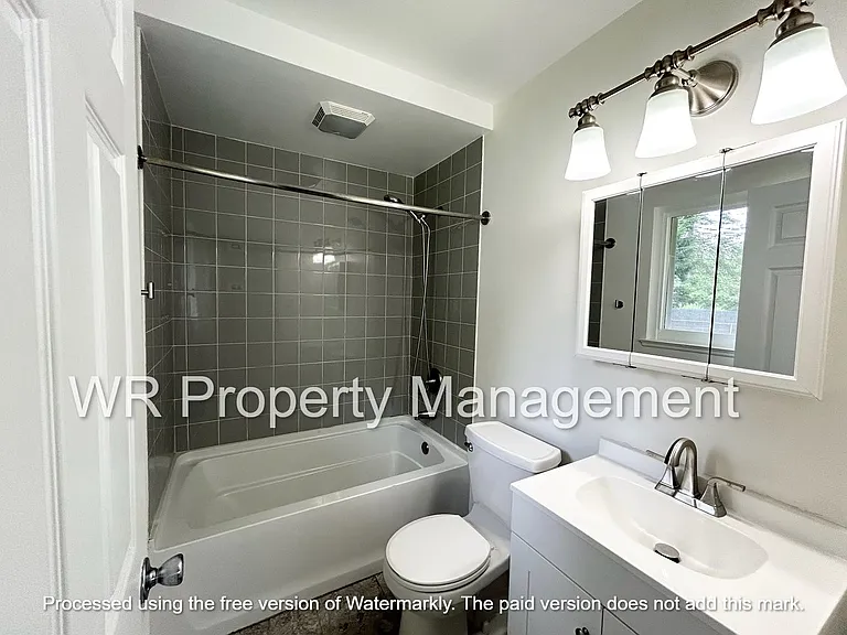 7076 Middlebury Dr — Photo 2