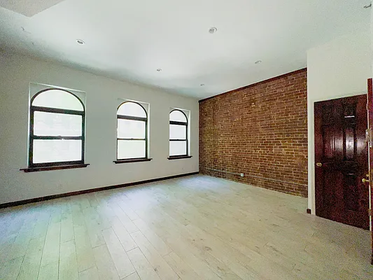 Rented by Realty 2000 Corp | media 3