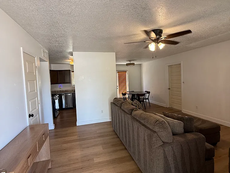 1407 El Camino Real St — Photo 5