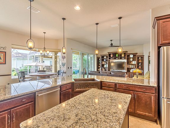 5th image of 574 Luna Bella Ln