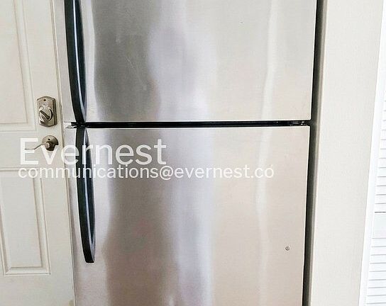 3rd image of 3240 N Clark St APT 2M
