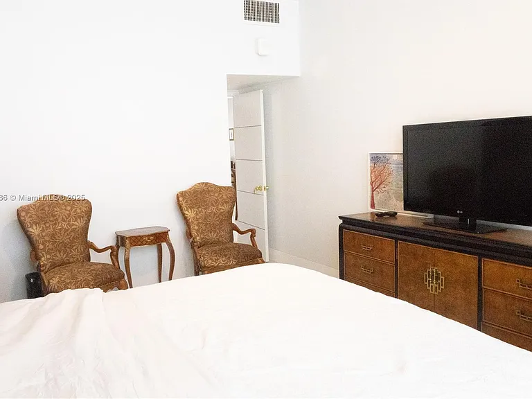 5005 Collins Ave #1523 — Photo 12