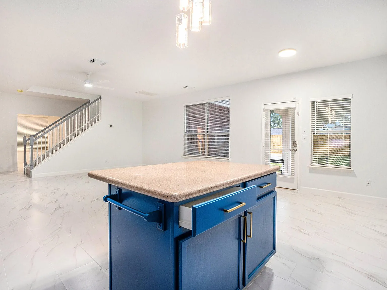 5 bed, 3.5 bath, 4200 sqft, $3,700 — Photo 3