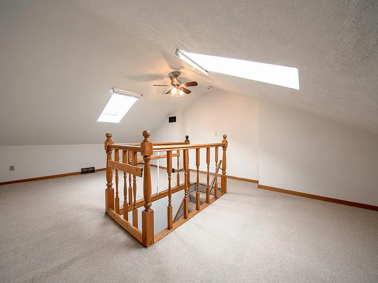 413 E Carson St — Photo 13