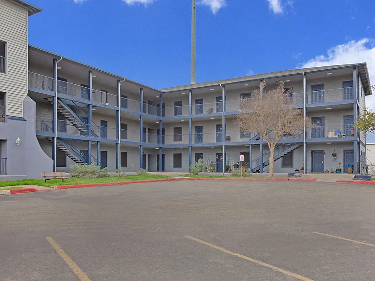 Lago Vista Apartments — Photo 20