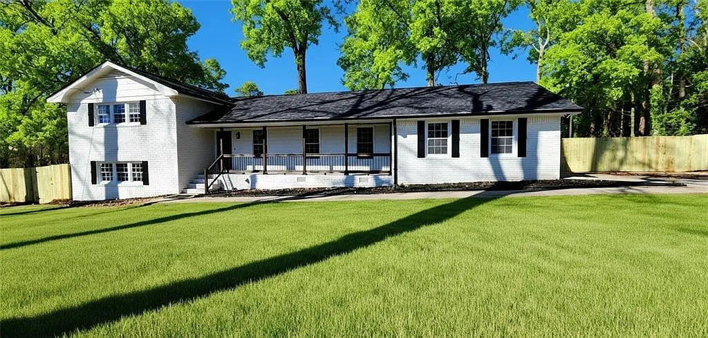 4 bed, 2.0 bath, 2297 sqft, $2,450 — Photo 1