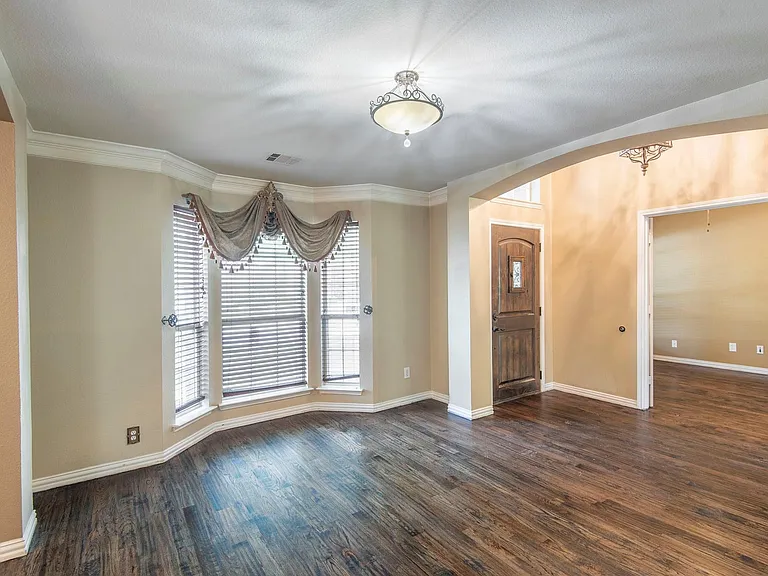 1169 London Dr — Photo 5