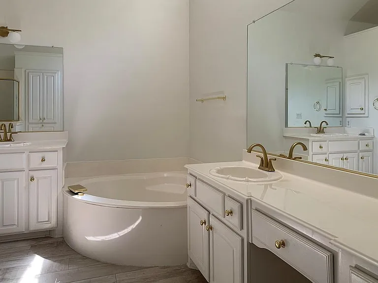 Wyndsor Creek Dr — Photo 9