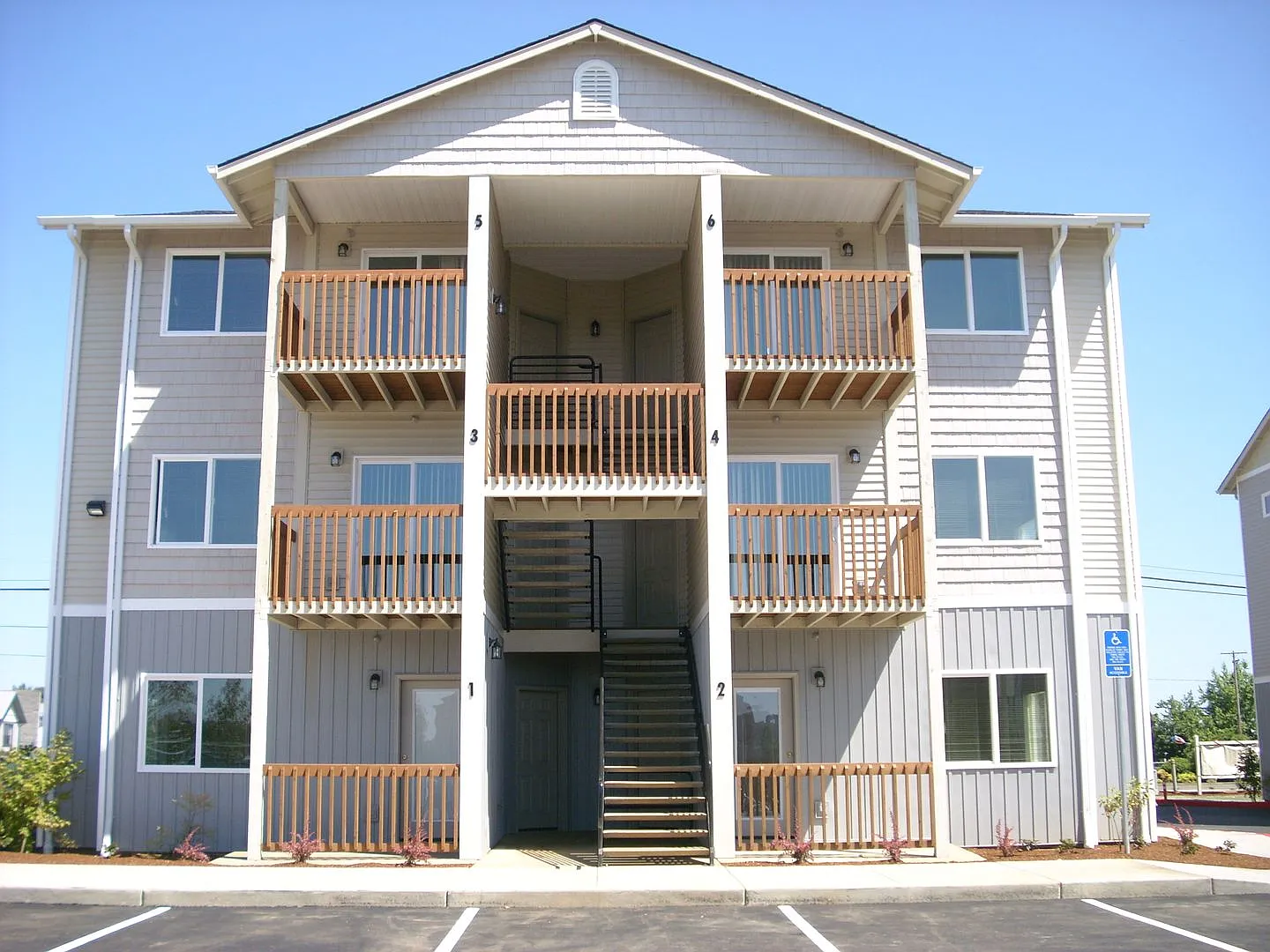 Ellendale Manor Apartments — Photo 2