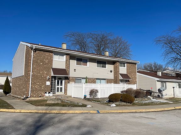 3rd image of 851 White Oak Ln