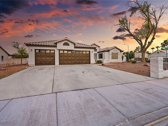 5th image of 3605 N Torrey Pines Dr