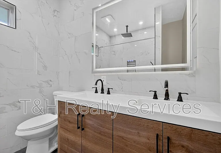 320 W 39th St — Photo 19