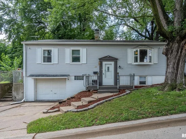 15 Riverview Ln, Bettendorf, IA 52722