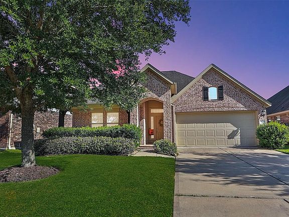 SOUGHT AFTER ONE-STORY: Spacious one story homes are hard to find, and this one delivers with a great floor plan. It features three bedrooms plus a study, both a formal dining room and a breakfast room, a large family room open to the kitchen.