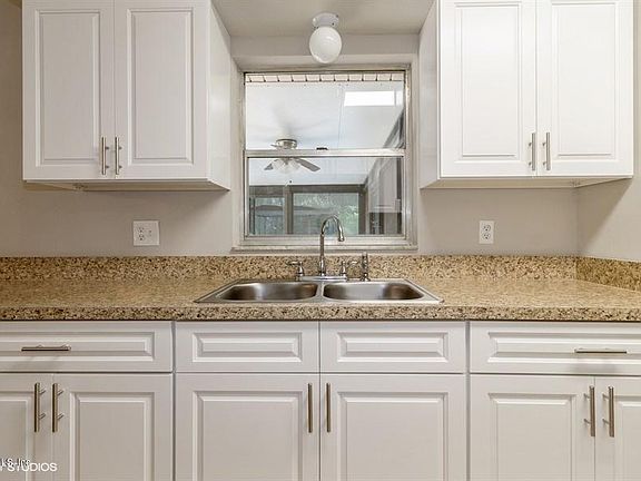 4th image of 2730 NE 42nd Pl