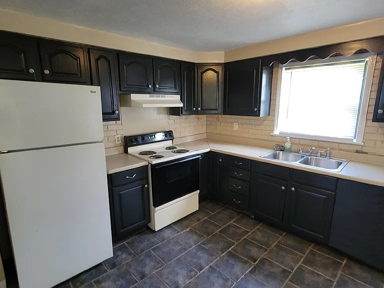 351 S Gray St — Photo 3