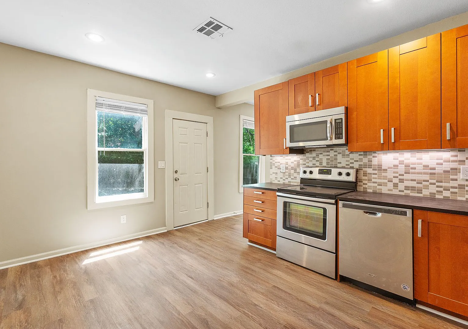 333 W Hutchison - Live, Work, Play! — Photo 2