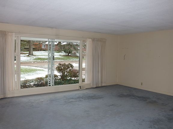 2nd image of 221 Knollwood Dr