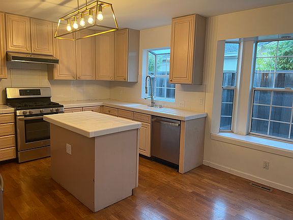 5th image of 1232 Crane St