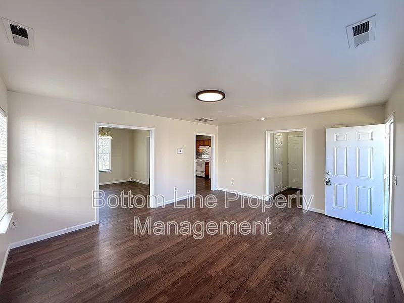 4 bed, 2.5 bath, 1496 sqft, $1,700 — Photo 4