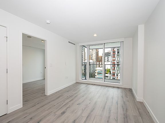 5th image of 1107 Richards St #401