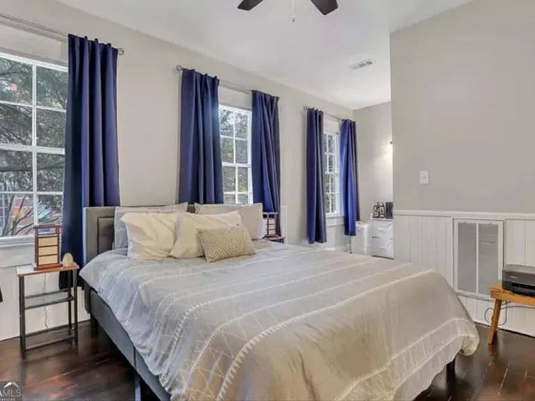 112 W Henry St #A — Photo 5