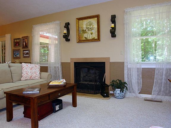 4th image of 105 Bromley Ln