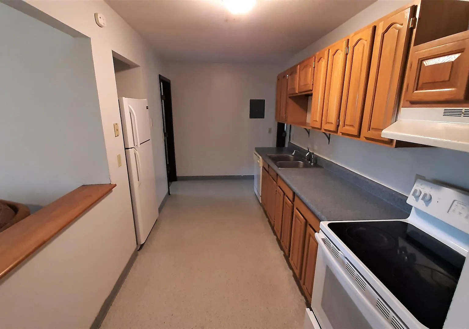 320 Hillview Pl — Photo 3