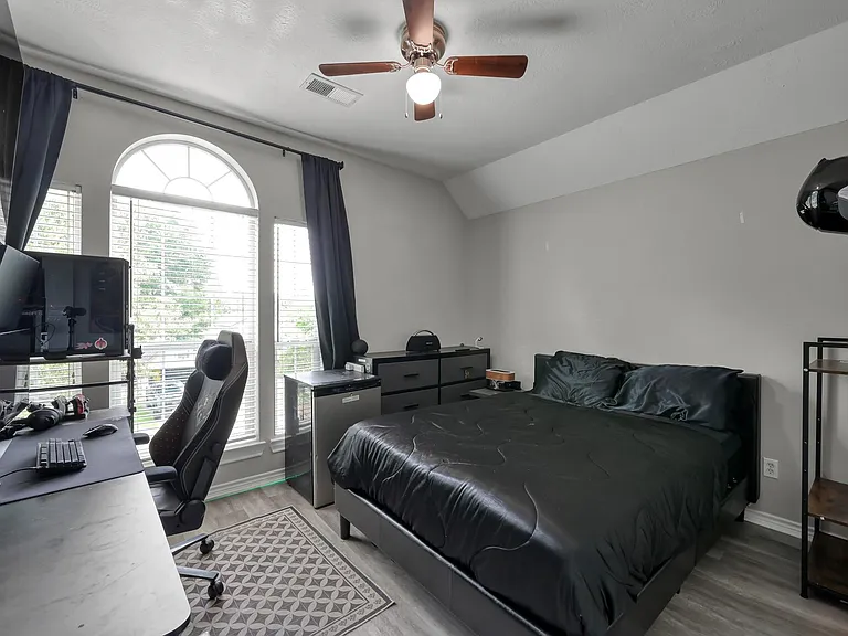 3215 Canterbury Ln — Photo 32