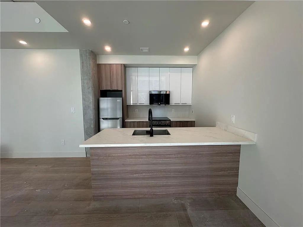 2 bed, 2.0 bath, 961 sqft, $3,025 — Photo 4