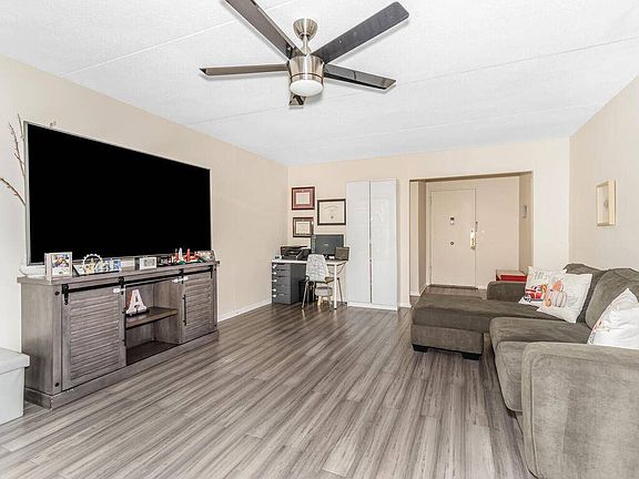 3rd image of 500 High Point Dr Floor 305-3