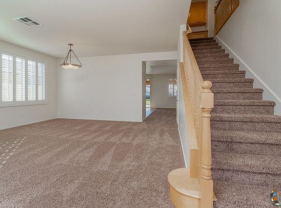 4th image of 592 Silverwood St