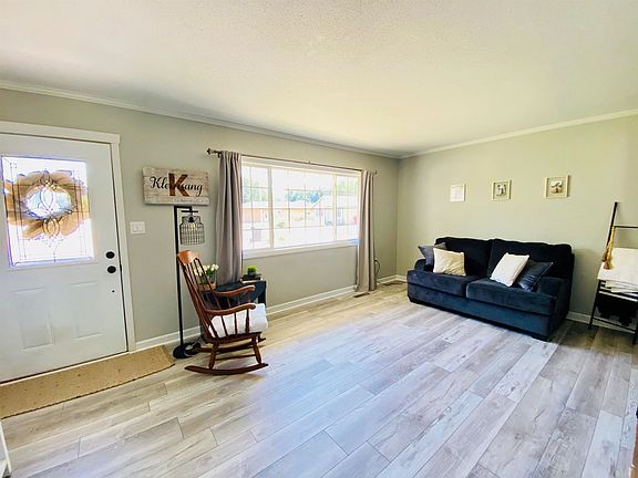 2nd image of 1506 Oakwood Dr