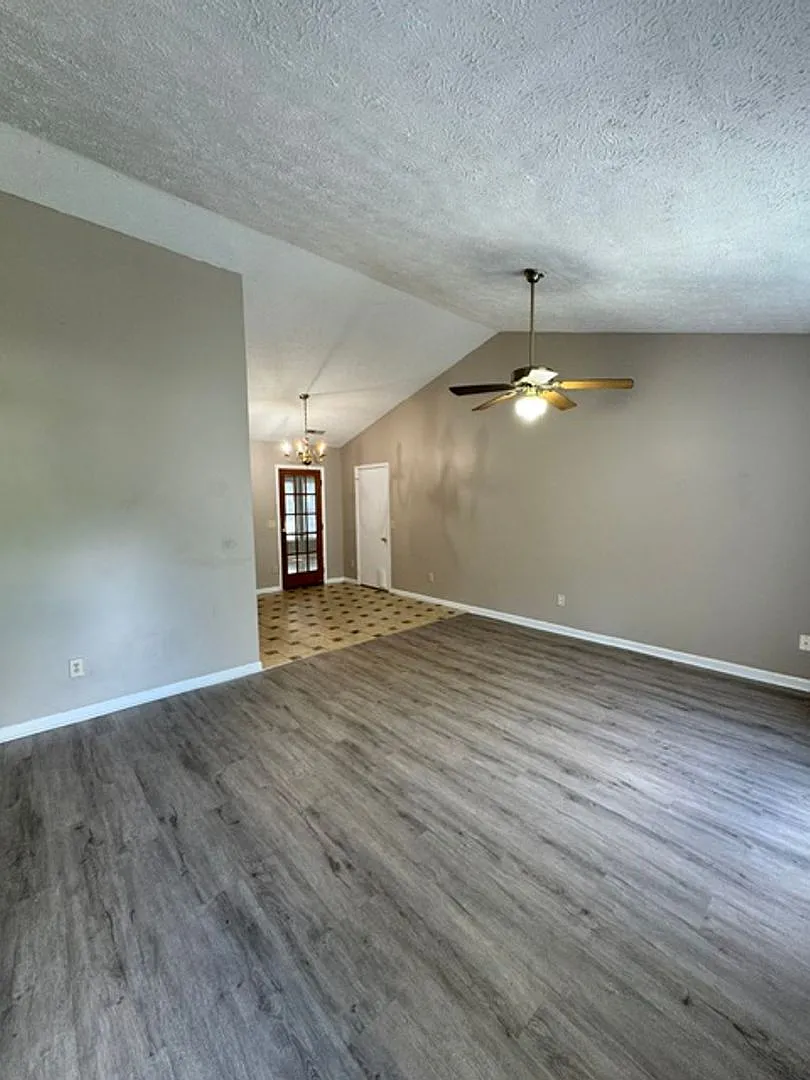 Home in Saratoga Place — Photo 2