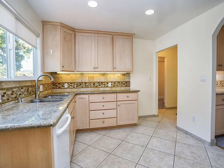 1621 Huron Ave — Photo 22