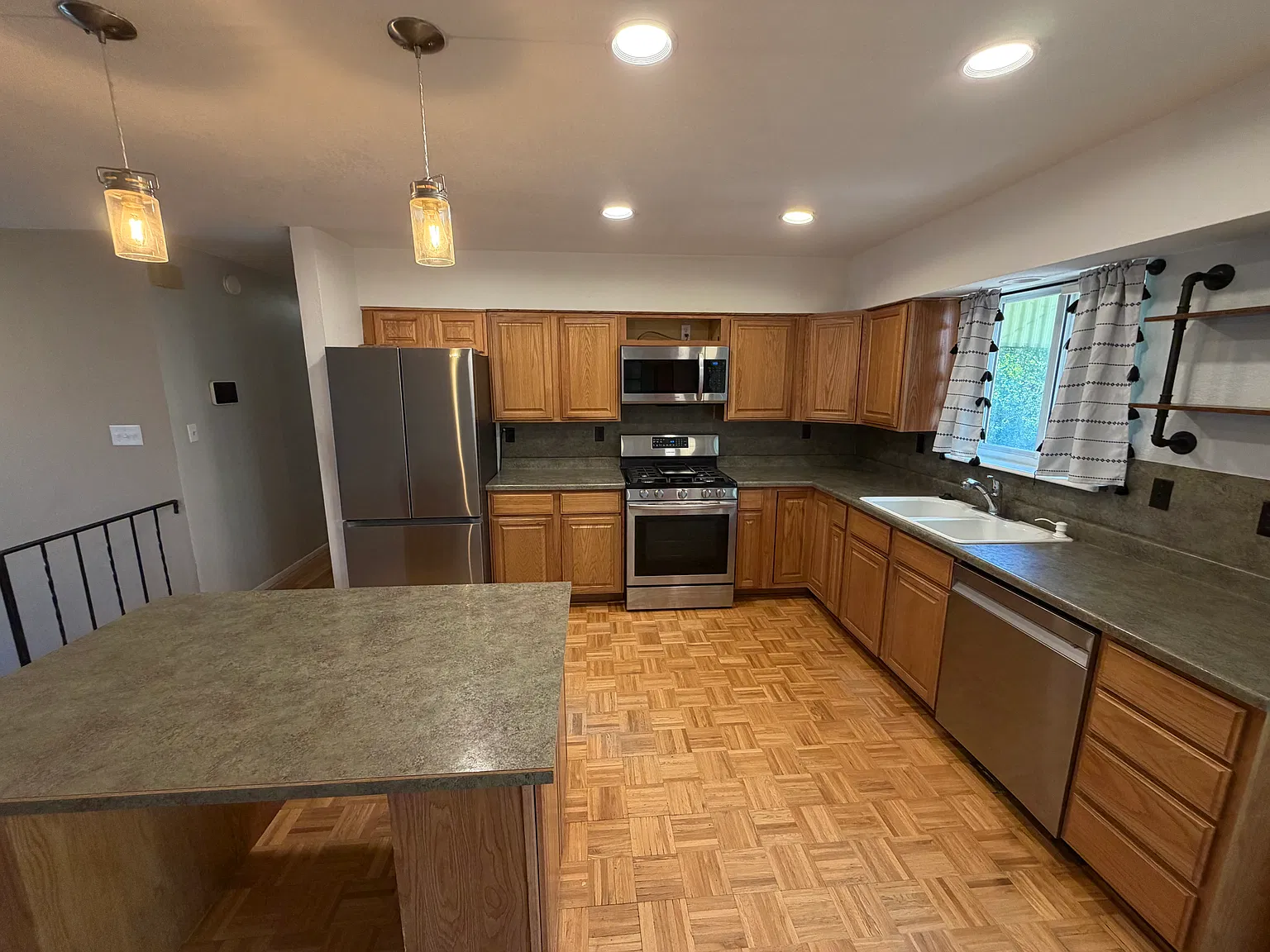 5 bed, 2174 sqft, $2,495 — Photo 2