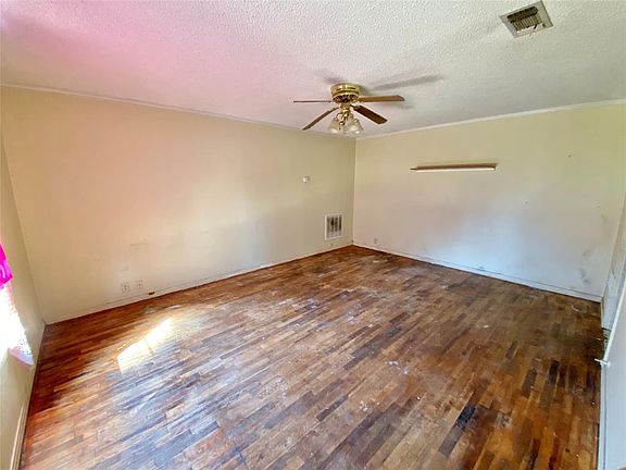2nd image of 201 Pecan St