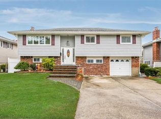 2050 Shaw Dr, North Merrick, NY 11566