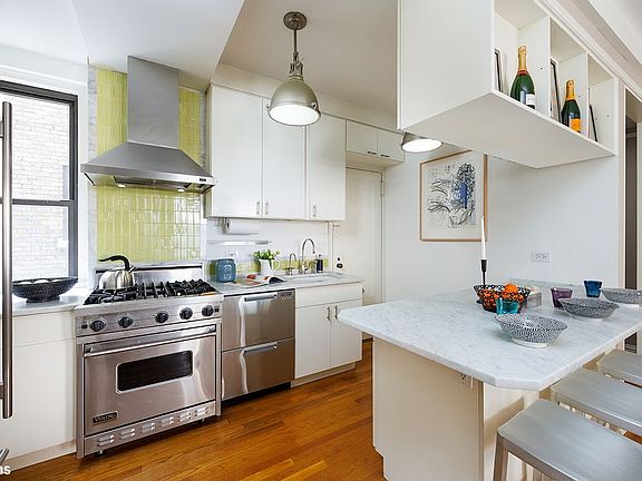 3rd image of 18 W 70th St APT 2D
