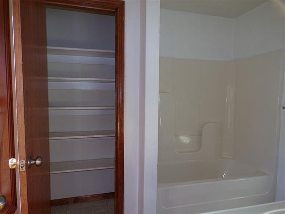 3rd image of 117 Parkview St