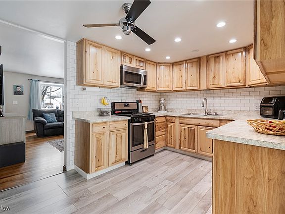 5th image of 8047 Venice Heights Dr NE