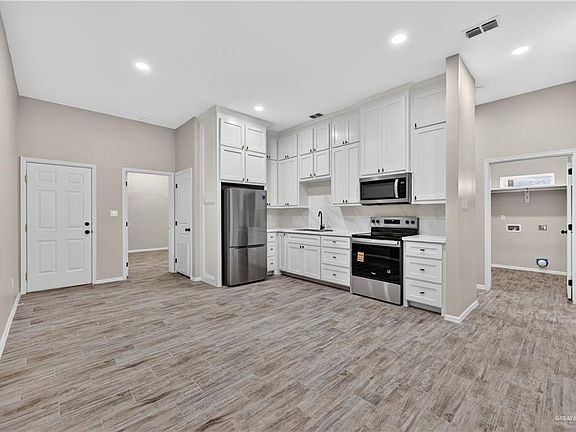 5th image of 702 W 25th St